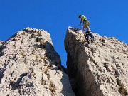 21 Agilmente, assicurata dalle corde, in vetta al Torrione Gemelli